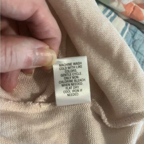 Candie’s Women’s Light Pink Lightweight V-neck Long Sleeve Soft Sweater - Picture 2 of 5